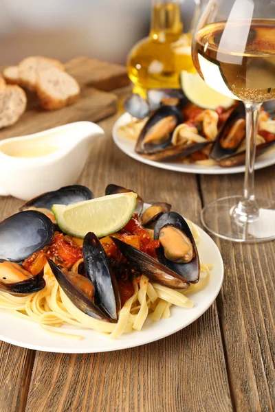 Tasty noodles with mussels — Stock Photo, Image