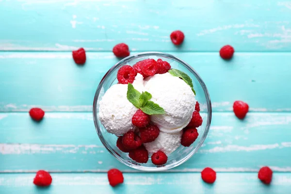 Creamy ice cream with raspberries — Stock Photo, Image