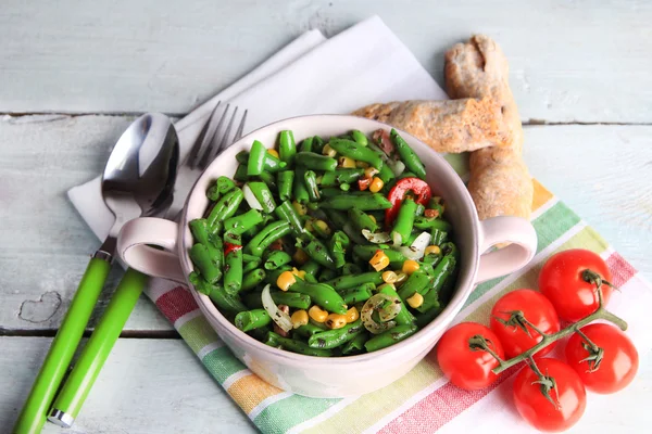 Salade met ham, groene bonen en maïs in boeg? — Stockfoto