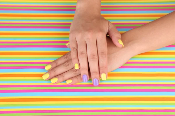Vrouwelijke hand met stijlvolle kleurrijke nagels — Stockfoto