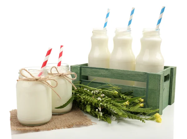 Milch in Flaschen mit Papierhalmen — Stockfoto