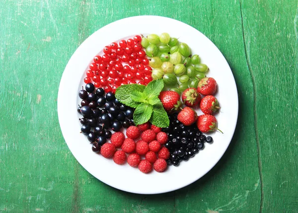 접시에 숲 딸기 — 스톡 사진