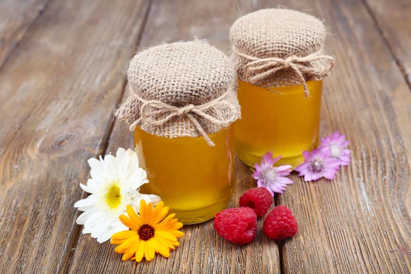 Frascos cheios de mel fresco delicioso — Fotografia de Stock