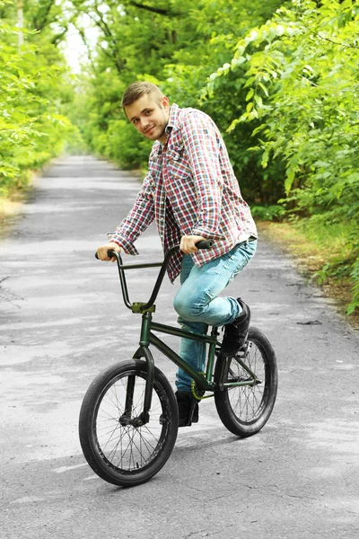 Niño en bicicleta BMX en el parque — Foto de Stock