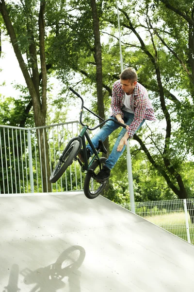 Young boy jumping with his BMX Bike at skate park — Stock Photo, Image