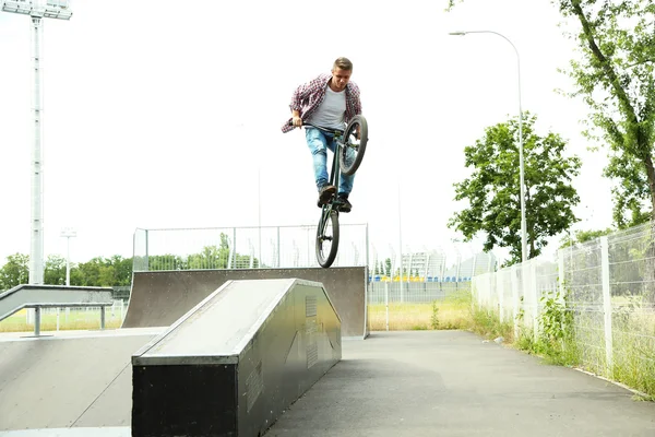 Joven saltando con su BMX Bike en el skate park — Foto de Stock
