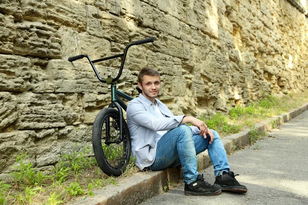 Мальчик на велосипеде BMX в парке — стоковое фото