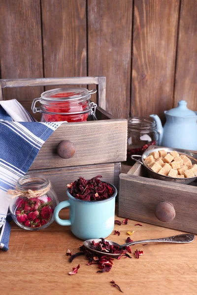 Dried hibiscus tea in color mug — Stock Photo, Image