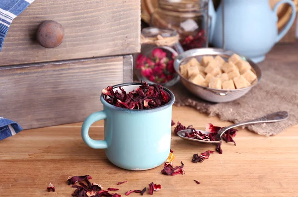 Torkade hibiscus te i färg mugg — Stockfoto