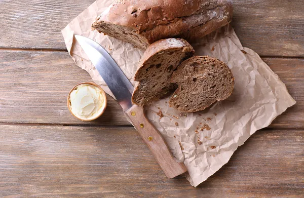 焼きたてのパン、自家製のバター — ストック写真
