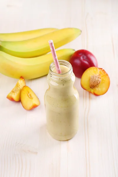 Pullo herkullista smoothie — kuvapankkivalokuva