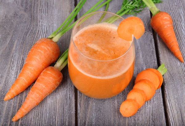 Морковный сок с морковью — стоковое фото