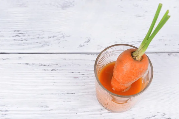 Carrot juice with fresh carrots — Stock Photo, Image