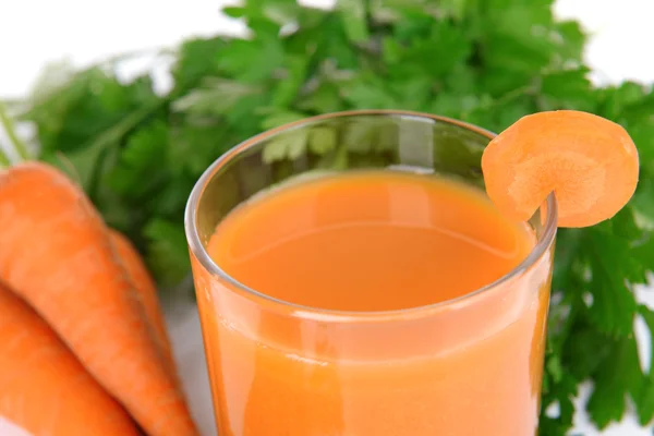 Suco de cenoura com cenouras frescas — Fotografia de Stock