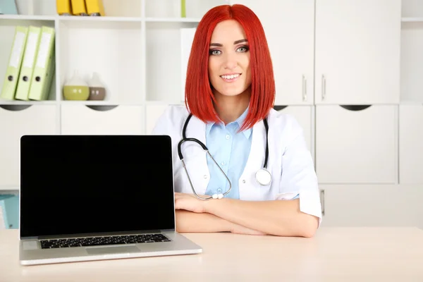 Jonge mooie dokter — Stockfoto