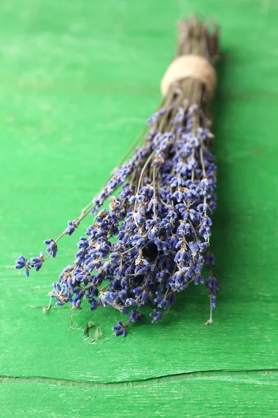 Lavendelblüten auf farbigem Holzhintergrund — Stockfoto