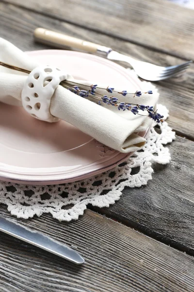 Apparecchiatura tavolo da pranzo con fiori di lavanda su sfondo tavolo di legno — Foto Stock