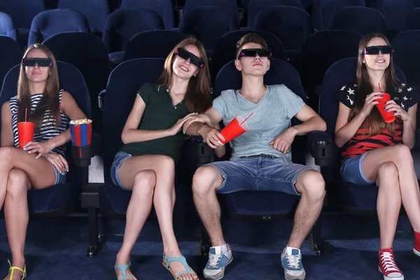 Jovens assistindo filme no cinema — Fotografia de Stock