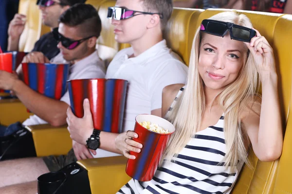 Gençler sinemada film izliyor — Stok fotoğraf