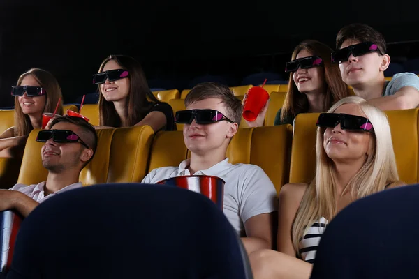 Jeunes regardant des films au cinéma — Photo