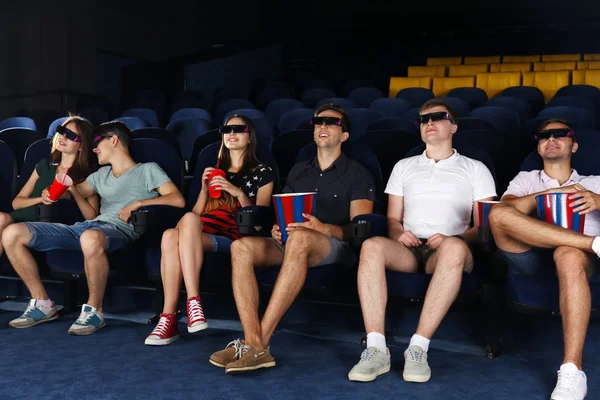 Jeunes regardant des films au cinéma — Photo