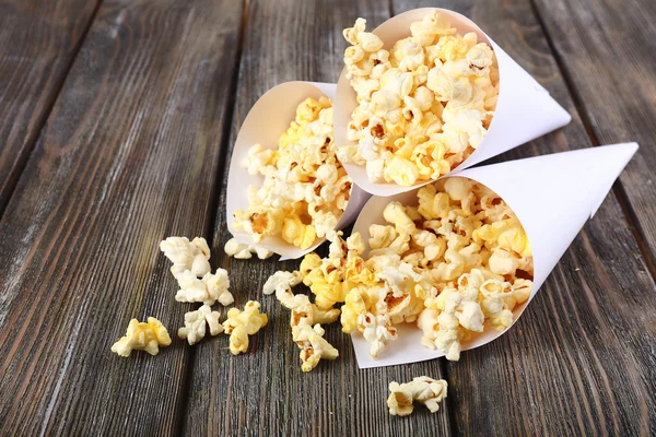 Popcorn na drewnianym stole — Zdjęcie stockowe