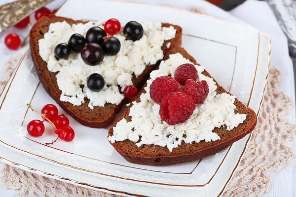 Pane con ricotta e bacche — Foto Stock