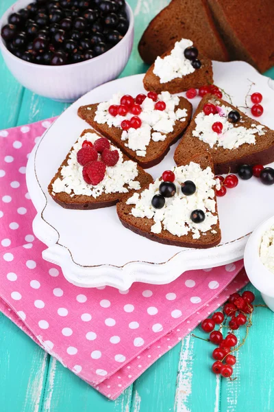 Bread with cottage cheese and berries — Stock Photo, Image