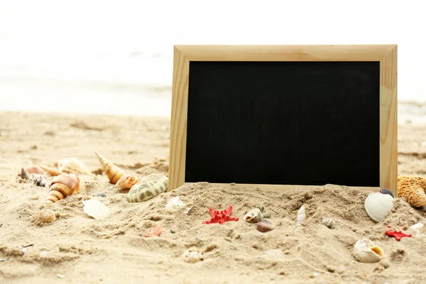 Tomma tavlan på stranden bakgrund — Stockfoto