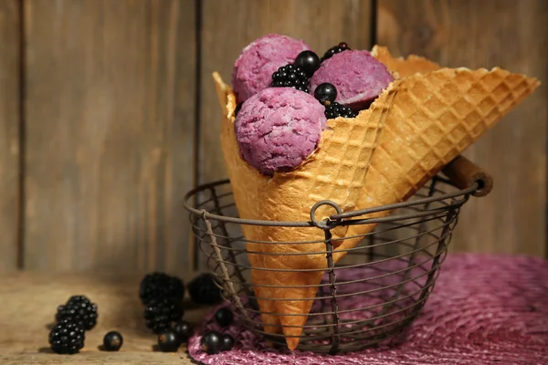 Gelato saporito con bacche in cialda — Foto Stock