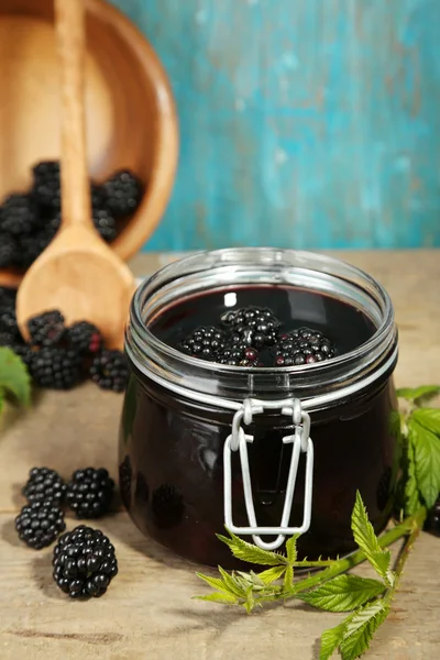 Välsmakande blackberry sylt och färska bär — Stockfoto