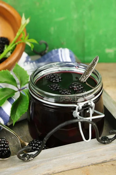 Smakelijke blackberry jam en verse bessen — Stockfoto