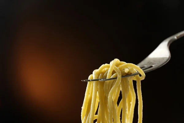 Італійська паста спагетті на виделкою — стокове фото