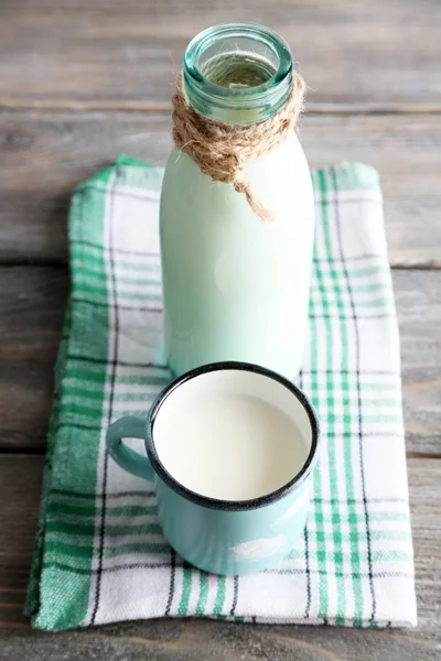 Botella de vidrio de leche sobre fondo de madera — Foto de Stock