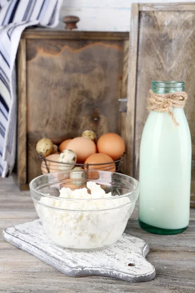 Milchprodukte und frische Eier auf Holzgrund — Stockfoto