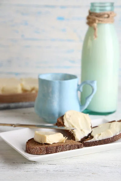 Productos lácteos: leche, mantequilla, requesón sobre fondo de madera — Foto de Stock