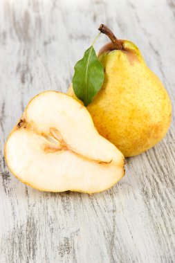 Tablo yakın çekim üzerinde sulu armut