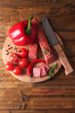 lezzetli salam sosis ve ahşap zemin üzerine baharat