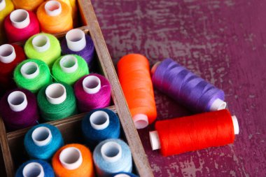 çok renkli dikiş iplik ahşap kutusunda, ahşap zemin, yakın çekim