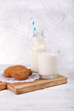 süt ve kurabiye tabloda gri arka plan üzerinde