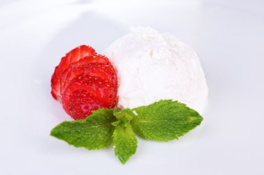 Kremalı dondurma üzerine beyaz izole çilek ve nane yaprakları ile