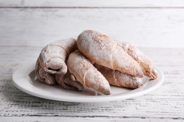 ahşap zemin üzerine pudra şekeri ile lezzetli simitler