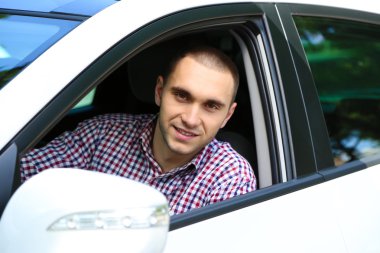 Arabayı süren adam.