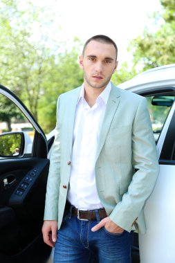 adamın yanında araba