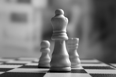 gri arka plan üzerinde satranç taşları ile satranç masası