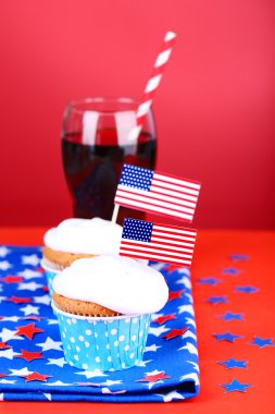 Amerikan vatansever tatil Top kek ve bardak kola kırmızı zemin üzerine