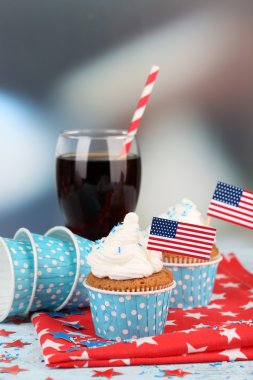 Amerikan vatansever tatil Top kek ve bardak kola ahşap tablo
