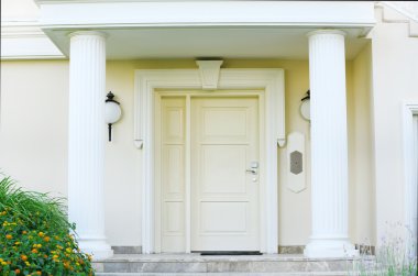 güzel çevre düzenlemesi ile modern ev