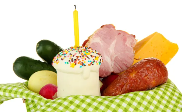 复活节篮子： 传统复活节食品在柳条篮子里，白色衬底上分离的概念照片 — 图库照片
