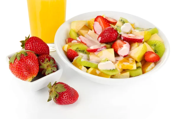 Salada de frutas útil de frutas frescas e bagas em tigela isolada em branco — Fotografia de Stock